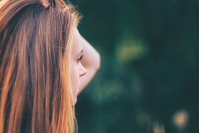 白天抱着头的女人的选择性聚焦